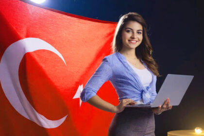 Türk Idla Turkish digital creator making TikTok video with traditional and modern elements on smartphone