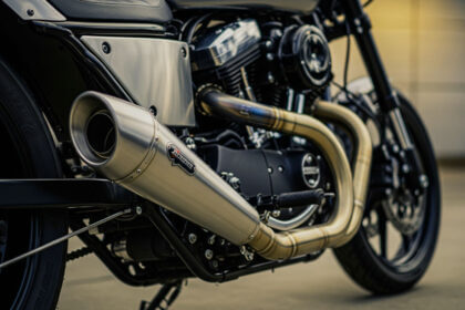 Escapamento rd expansion chamber exhaust system on Yamaha RD motorcycle showing chrome finish and performance design