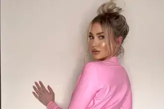 Sophie Reade net worth portrait showing the Big Brother winner and model in pink outfit